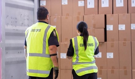 Unloading of import cargo from airplane